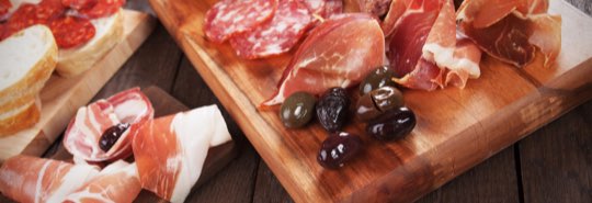 Photo d'illustration : charcuterie, terrine sur une planche à découper
