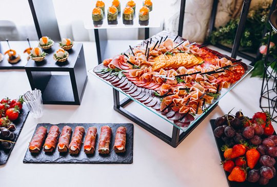 Difvers plateaux de charcuterie, apéritifs dinatoires, mise en bouche avec le service traiteur Maison Bareil